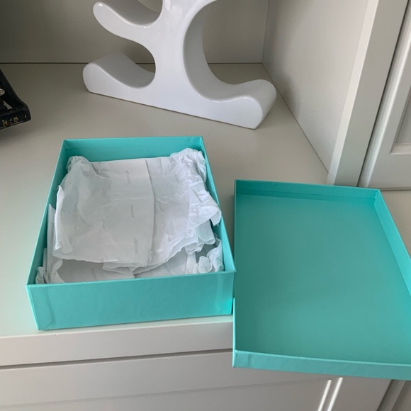 TIFFANY & CO. Medium Gift Box BRAND NEW - Picture 10 of 10